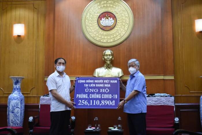 Bộ trưởng Bùi Thanh Sơn trao số tiền ủng hộ của cộng đồng người Việt Nam tại Nga cho Chủ tịch UBTW MTTQVN Đỗ Văn Chiến