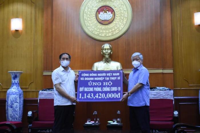 Bộ trưởng Bùi Thanh Sơn trao số tiền ủng hộ của cộng đồng người Việt Nam và doanh nghiệp tại Thụy Sĩ cho Chủ tịch UBTW MTTQVN Đỗ Văn Chiến