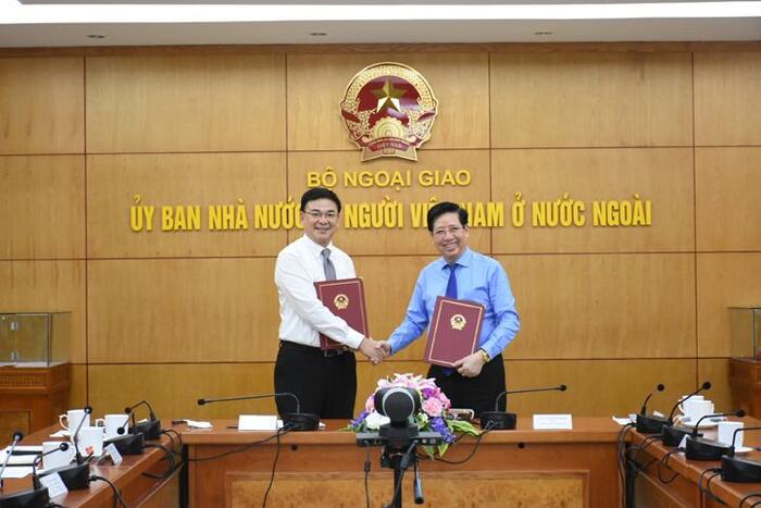 Thứ trưởng Phạm Quang Hiệu và ông Nguyễn Trọng Điều, Chủ tịch VPBA trao đổi Biên bản thỏa thuận hợp tác giữa hai bên