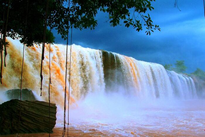 Thác Dray Nur nghiêng mình đổ xuống sông sâu, tạo nên một bức tranh thiên nhiên huyền diệu dưới ống kính của các nhiếp ảnh gia