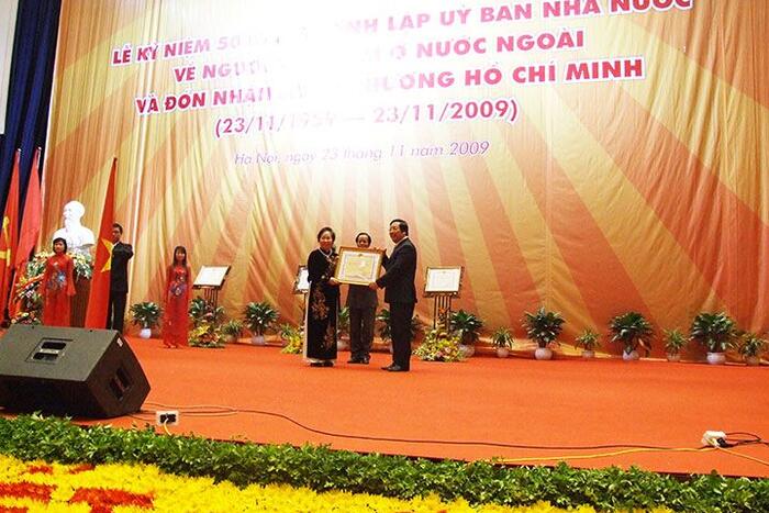 Phó Chủ tịch nước Nguyễn Thị Doan trao Huân chương cho Lãnh đạo Ủy ban