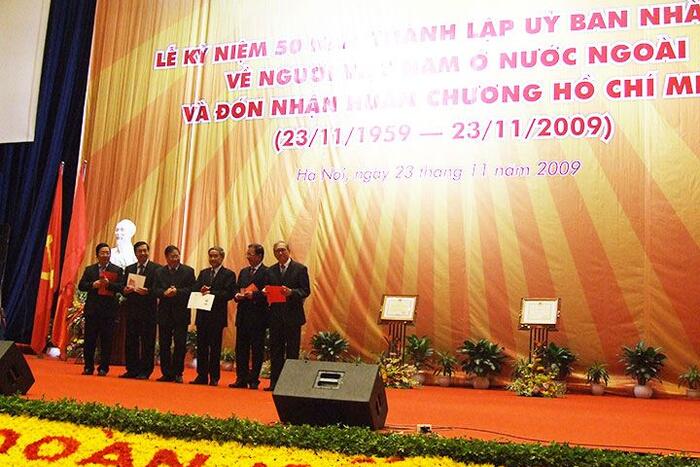 Phó Thủ tướng, Bộ trưởng Ngoại giao Phạm Gia Khiêm trao Kỷ niệm chương “Vì sự nghiệp công tác về NVNONN” cho các cán bộ lão thành