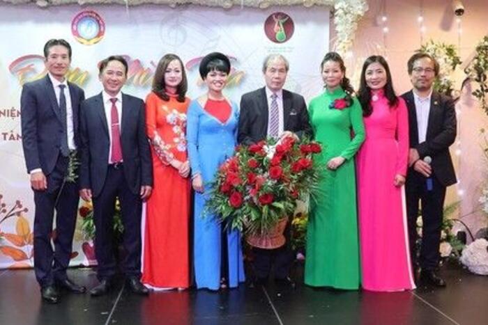 Hội Người Việt Nam tại Ba Lan tặng hoa chúc mừng Trung tâm văn hóa, nghệ thuật Việt Nam tại Ba Lan