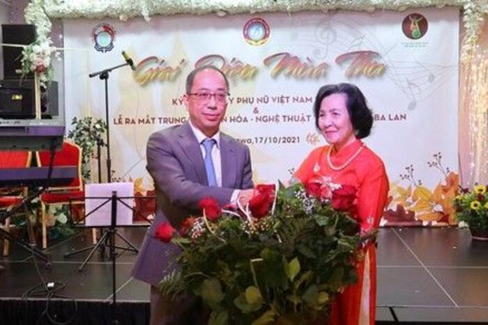 Đại sứ Nguyễn Hùng tặng hoa chúc mừng Hội phụ nữ Việt Nam tại Ba Lan