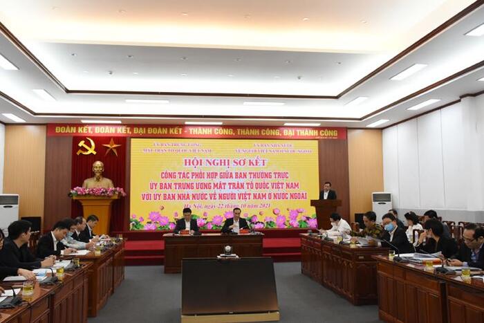 Ông Từ Thành Huế, Trưởng ban Đối ngoại và Kiều bào, UBTƯ MTTQ Việt Nam trình bày báo cáo tại Hội nghị