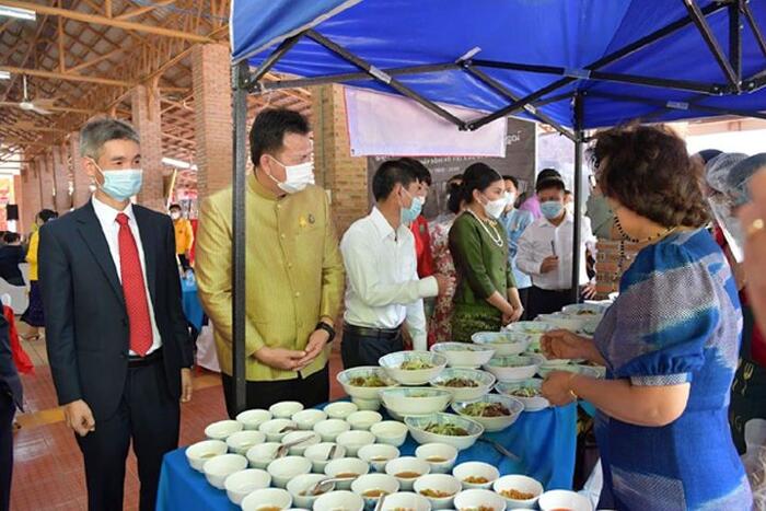 Các đại biểu tham quan  quầy giới thiệu về ẩm thực Việt Nam