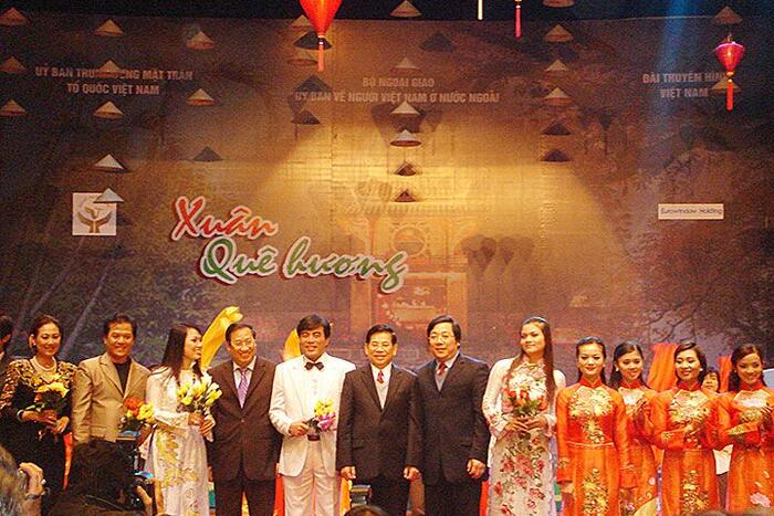 Chủ tịch nước Nguyễn Minh Triết chụp ảnh lưu niệm với các ca sĩ, diễn viên trong và ngoài nước