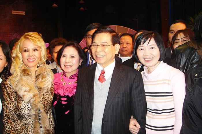 Chủ tịch nước Nguyễn Minh Triết chụp ảnh lưu niệm với kiều bào