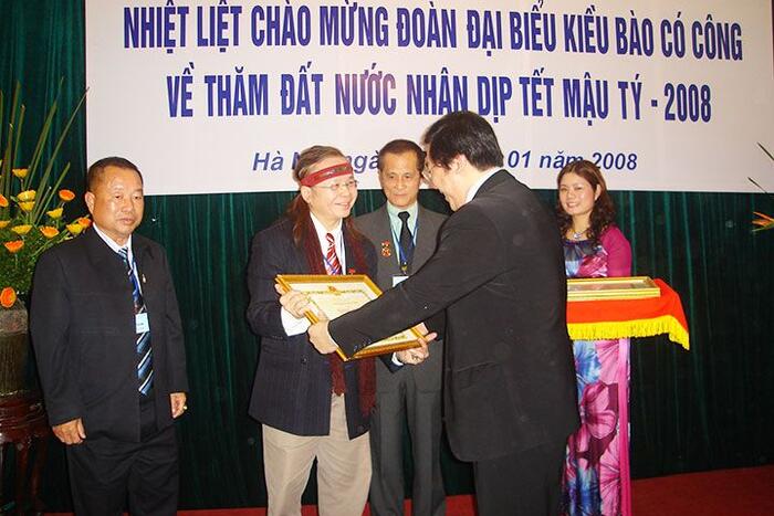 Q.Chủ nhiệm UBNVNONN Nguyễn Thanh Sơn tặng bằng khen cho 3 đại biểu kiều bào