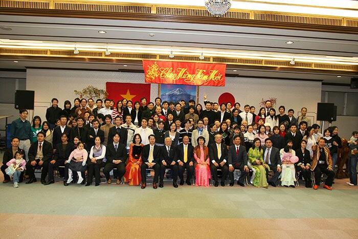 2.	Tổng lãnh sự quán Việt Nam tại Osaka (Nhật Bản) cùng đón Xuân với bà con kiều bào