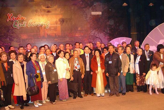 Chủ tịch nước Nguyễn Minh Triết chụp ảnh cùng Đoàn kiều bào có công tại chương trình Xuân Quê hương 2008