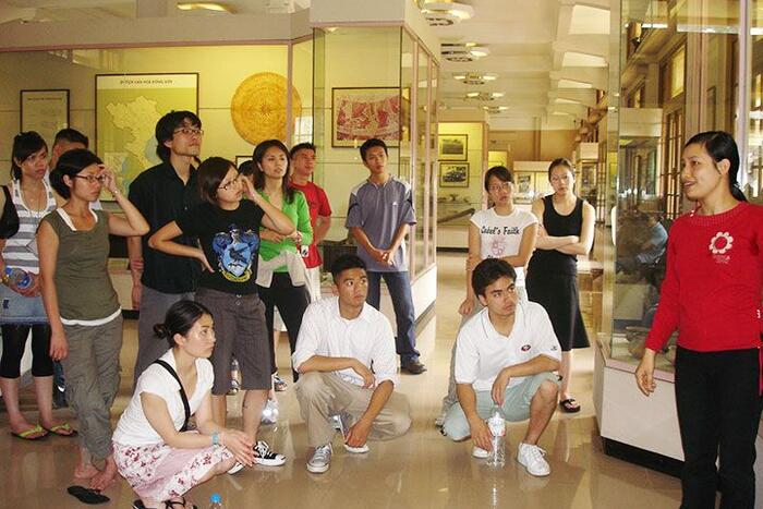 Các bạn trẻ đi thăm Bảo tàng Lịch sử Việt Nam