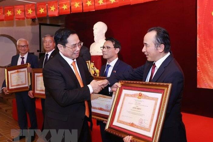 Thủ tướng Phạm Minh Chính tặng Bằng khen cho các kiều bào có thành tích trong công tác phòng, chống dịch. (Ảnh: Dương Giang/TTXVN)