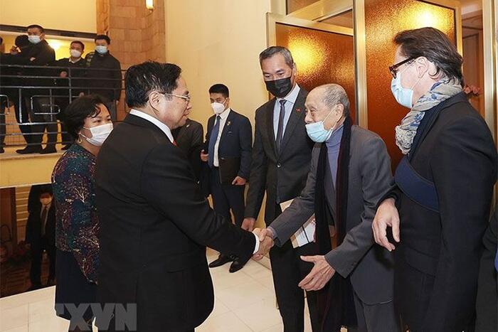 Thủ tướng Phạm Minh Chính gặp gỡ kiều bào khu vực châu Âu. (Ảnh: Dương Giang/TTXVN)