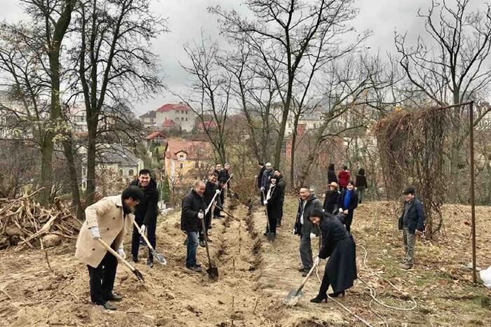 Đại sứ quán Việt Nam tại Ukraine đã tổ chức buổi trồng cây tại Vườn thiên nhiên và văn hoá Việt Nam