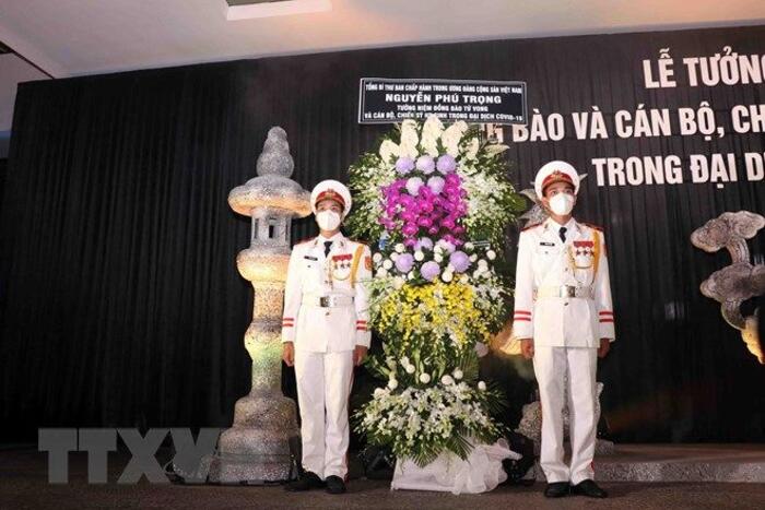 Lẵng hoa của Tổng Bí thư Nguyễn Phú Trọng gửi tưởng niệm đồng bào và cán bộ, chiến sỹ hy sinh, tử vong trong đại dịch COVID-19.