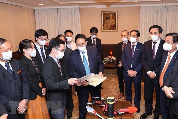 Thủ tướng Phạm Minh Chính xem các sáng chế công nghệ của trí thức Việt Nam tại Nhật Bản. Ảnh: Dương Giang/TTXVN