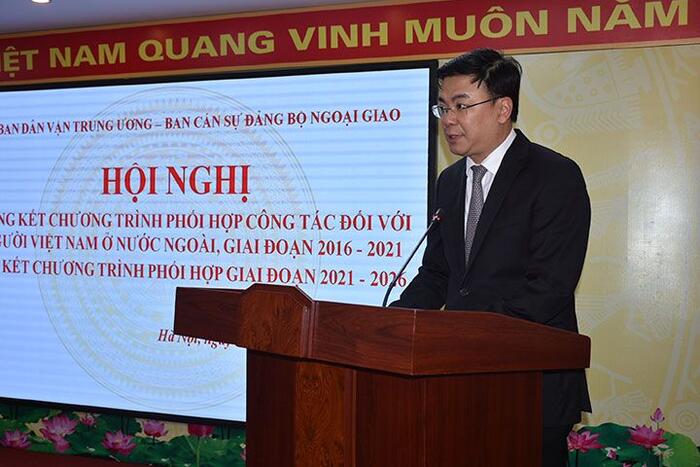 Ông Phạm Quang Hiệu, Thứ trưởng Bộ Ngoại giao, Chủ nhiệm Ủy ban Nhà nước về người Việt Nam ở nước ngoài đọc nội dung Chương trình phối hợp công tác giữa hai cơ quan giai đoạn 2021-2026