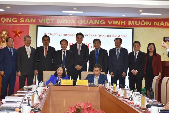Bà Bùi Thị Minh Hoài và ông Bùi Thanh Sơn  ký Chương trình phối hợp về công tác NVNONN giai đoạn 2021-2026.