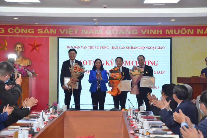 Bà Bùi Thị Minh Hoài trao tặng Kỷ niệm chương “Vì sự nghiệp Dân vận” cho Thứ trưởng Phạm Quang Hiệu và một số cán bộ công tác tại Bộ Ngoại giao