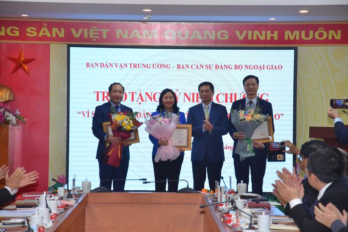 Ông Bùi Thanh Sơn trao tặng Kỷ niệm chương “Vì sự nghiệp Ngoại giao” cho bà Bùi Thị Minh Hoài và cán bộ của Ban Dân vận Trung ương