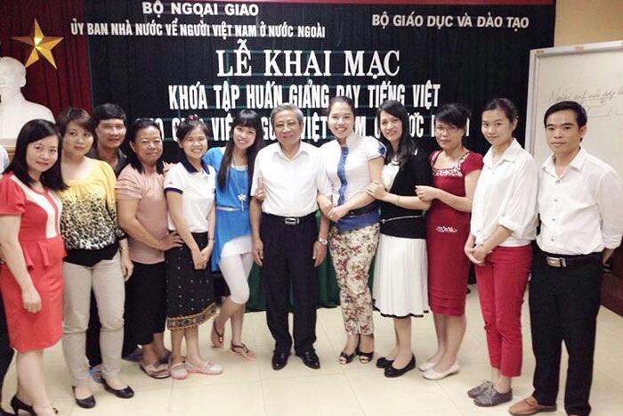 Các học viên tham gia lớp tập huấn chụp ảnh cùng với GS.TS Nguyễn Minh Thuyết - nguyên cán bộ giảng dạy Khoa Ngôn ngữ học, Trường ĐH Khoa học Xã hội và Nhân văn
