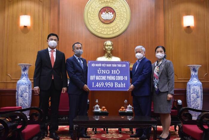 Đại sứ Việt Nam tại Thái Lan thay mặt mặt cộng đồng người Việt tại Thái Lan trao tiền ủng hộ cho Chủ tịch Ủy ban Trung ương MTTQVN  Đỗ Văn Chiến