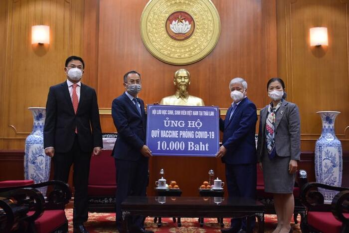 Đại sứ Việt Nam tại Thái Lan thay mặt Hội lưu học sinh, sinh viên tại Thái Lan trao tiền ủng hộ cho Chủ tịch Ủy ban Trung ương MTTQVN  Đỗ Văn Chiến