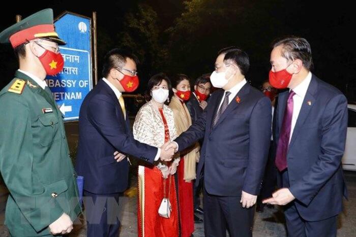 Chủ tịch Quốc hội Vương Đình Huệ gặp gỡ cán bộ, nhân viên Đại sứ quán Việt Nam tại Ấn Độ. Ảnh: Doãn Tấn/TTXVN