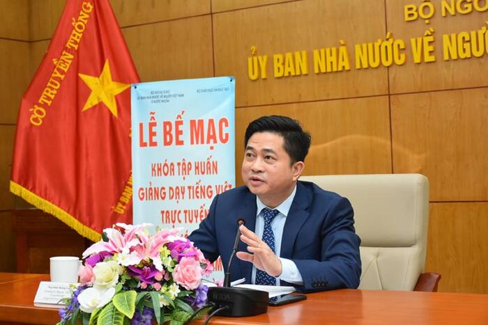 Ông Đinh Hoàng Linh, Vụ trưởng Vụ Thông tin – Văn hóa, Ủy ban Nhà nước về NVNONN phát biểu Bế mạc khóa học