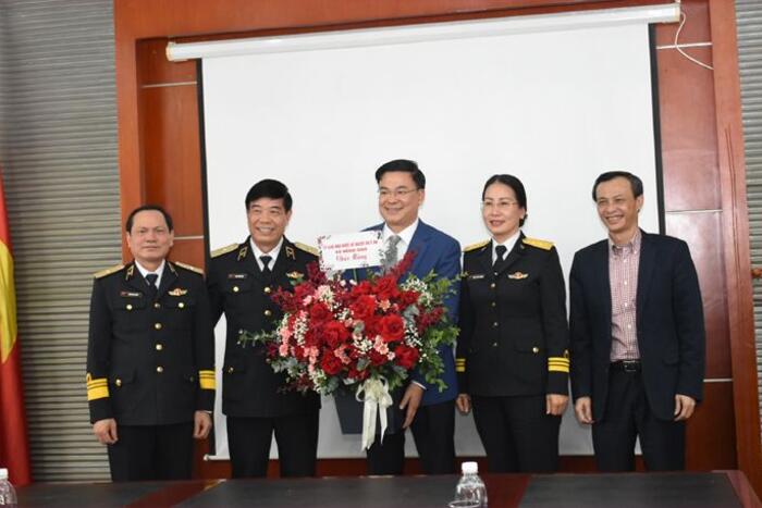 Thứ trưởng Phạm Quang Hiệu tặng hoa chúc mừng Bộ Tư lệnh Quân chủng Hải Quân nhân Ngày truyền thống QĐNDVN