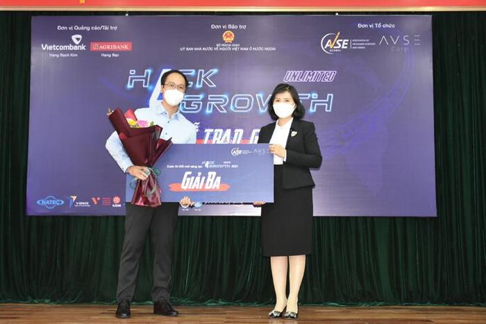 Ban tổ chức trao Giải Ba cuộc thi cho dự án dự án SoBanHang  