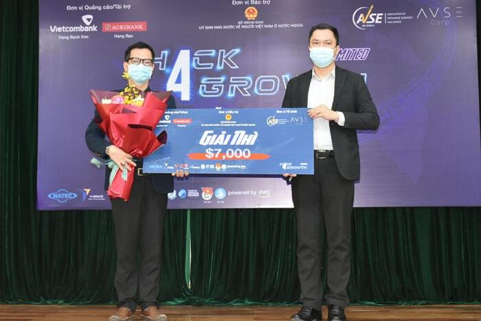 Ban tổ chức trao Giải Nhì cuộc thi cho dự án CRE Vietnam 