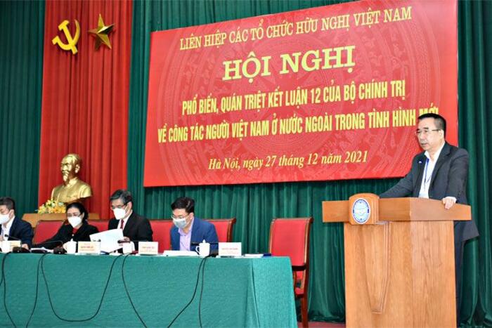 Phó Chủ tịch Liên hiệp các tổ chức hữu nghị VN Nguyễn Văn Doanh trình bày kế hoạch triển khai Kết luận 12 của  Liên hiệp các tổ chức hữu nghị VN