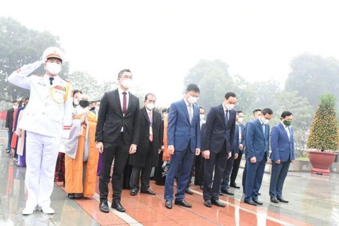 Đoàn dâng hương tưởng niệm các anh hùng liệt sĩ tại  Đài tưởng niệm Bắc Sơn.