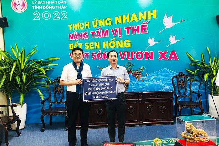 Thứ trưởng Phạm Quang Hiệu thay mặt kiều bào trao tặng tỉnh Đồng Tháp vật phẩm y tế phục vụ công tác phòng, chống dịch bệnh tại địa phương