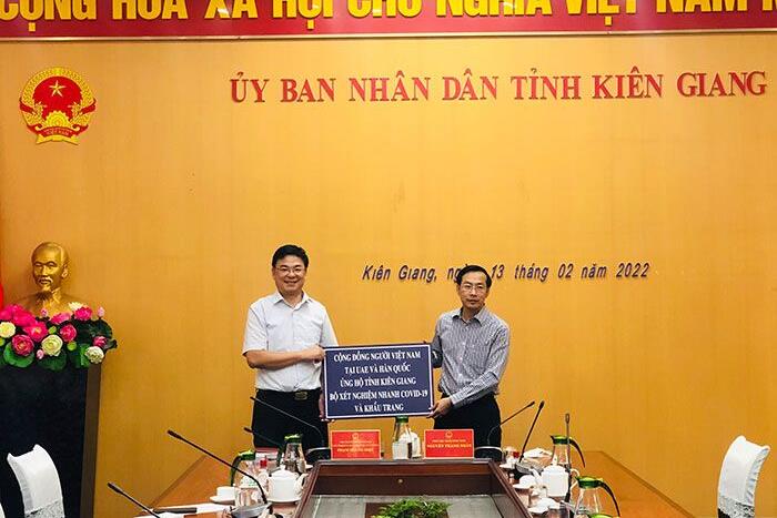 Thứ trưởng Phạm Quang Hiệu thay mặt kiều bào trao tặng tỉnh Kiên Giang vật phẩm y tế phục vụ công tác phòng, chống dịch bệnh tại địa phương