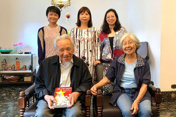 Đại sứ Phạm Thị Kim Hoa thăm và tặng quà gia đình Giáo sư Phan Văn Ngân.
