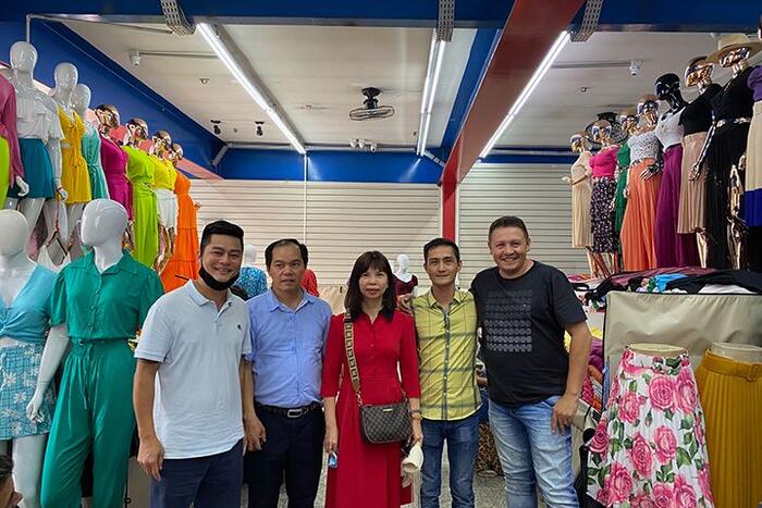 Đại sứ Phạm Thị Kim Hoa thăm hỏi bà con buôn bán tại khu chợ trung tâm thành phố.
