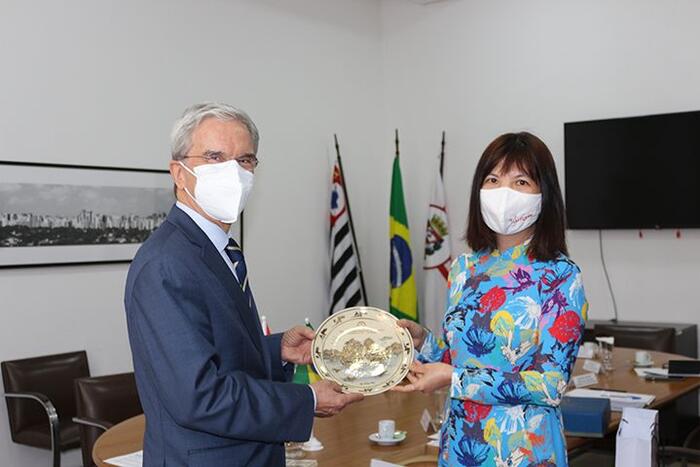 Đại sứ Phạm Thị Kim Hoa tặng quà lưu niệm ông Fernando de Mello Barreto, Trợ lý Thị trưởng phụ trách Quan hệ Quốc tế Thành phố São Paulo, bang São Paulo, Brazil