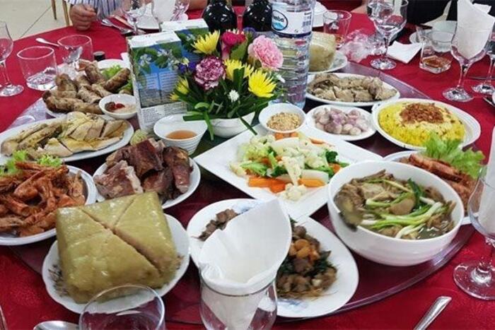 Một mâm cỗ với đầy đủ các món ăn theo phong tục cổ truyền của người Việt khi Tết đến. (Ảnh: TTXVN)