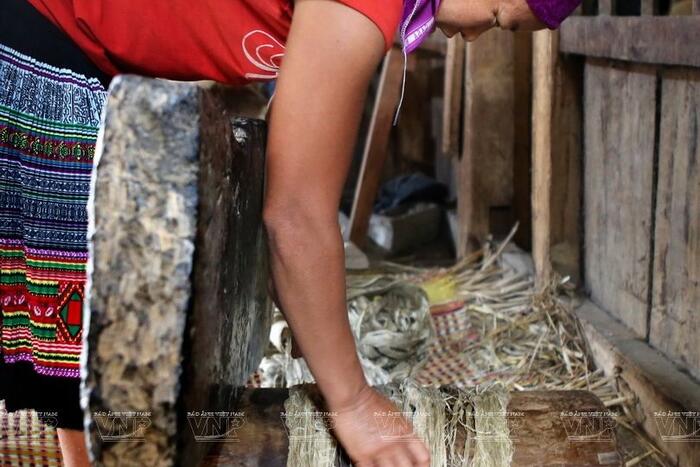 Nghề dệt lanh ở Lùng Tám Hà Giang là một nghề thủ công truyền thống có lịch sử lâu đời, không chỉ đem lại thu nhập cho các hộ gia đình ở làng Lùng Tám mà còn góp phần lưu giữ những giá trị văn hóa truyền thống của người Mông. Ảnh: Thanh Giang/VNP