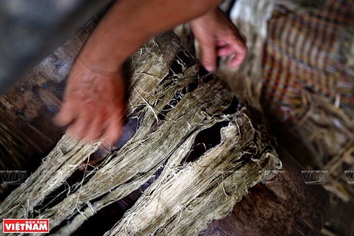 Nguyên liệu chính để làm nên những tấm thổ cẩm là từ những sợi lanh. Những cây lanh được trồng ở trong xã hoặc vùng lân cận và được các nghệ nhân Lùng Tám chọn lựa rất kỹ, sau khi ngâm và tuốt sẽ tách ra từng sợi nhỏ. Ảnh: Thanh Giang/VNP