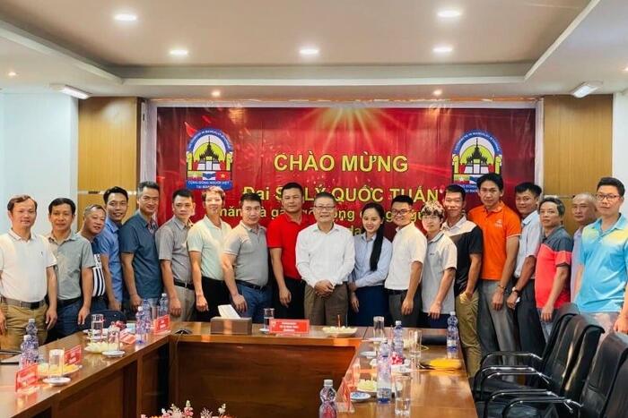 Đại sứ và đoàn cùng Hội người Việt Nam tại Mandalay.