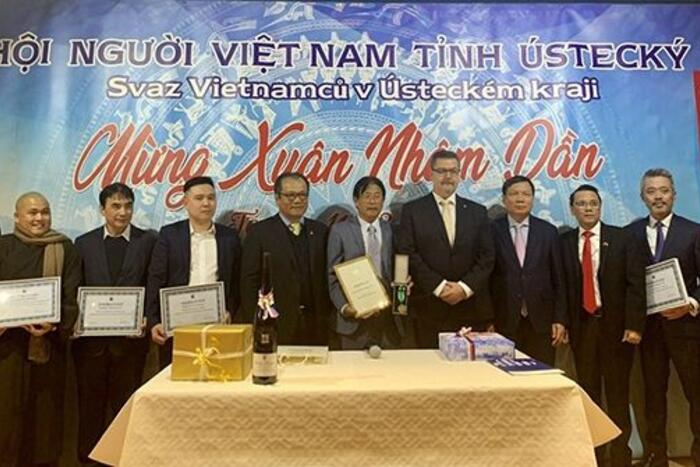 Tỉnh trưởng tỉnh Ústecký trao tặng Giấy khen cho 12 Chi hội người Việt trong tỉnh và Bằng khen danh dự cho Ban chấp hành Chi hội người Việt Nam tại tỉnh