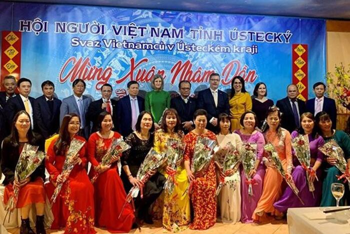 Đại sứ Thái Xuân Dũng tặng hoa chúc mừng chị em phụ nữ nhân Ngày quốc tế Phụ nữ.