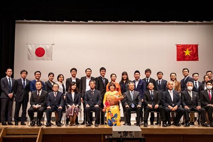 Các đại biểu chụp ảnh lưu niệm cùng Ban chấp hành Hội người Việt Nam tại Kumamoto, Nhật Bản