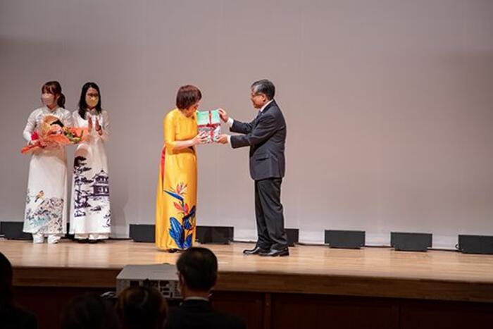 Tổng Lãnh sự Vũ Bình đã trao tặng Hội 2 bộ sách Quê Việt và Tiếng Việt vui