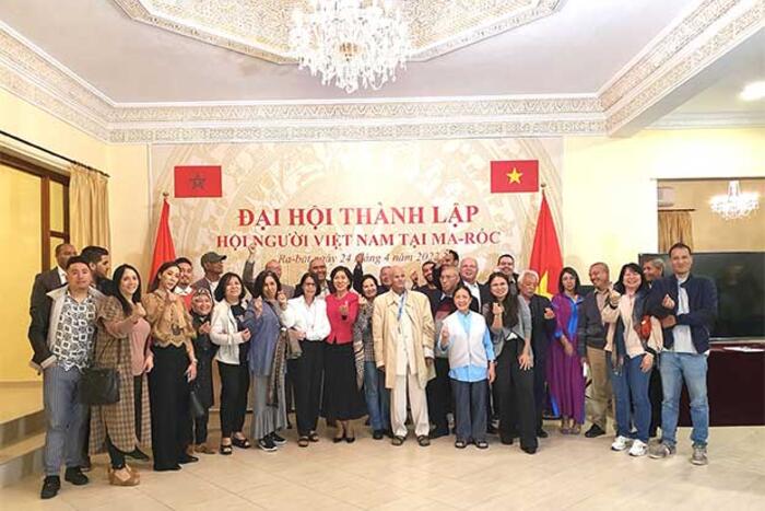 Đại biểu tham dự Đại hội chụp hình lưu niệm cùng Đại sứ Đặng Thị Thu Hà