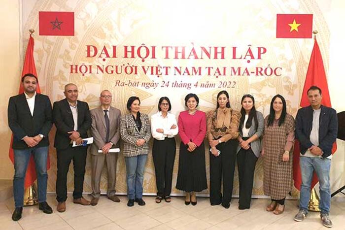 Đại sứ Đặng Thị Thu Hà cùng Ban chấp hành Hội người Việt Nam tại Morocco